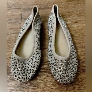 Never worn, NWT Antonio Melani 7.5 M nude/silver flats